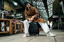 Reisende mit dem «4-Wheel Trolley 100» von Evoc.