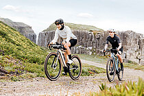 Zwei Radsportlerinnen auf E-Gravelbikes.