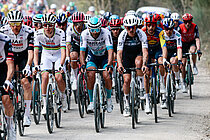 Geschlossenes Peloton bei Strade Bianche.