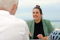 Zwei Personen sitzen an einem Tisch.