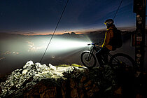 Mountain Bike mit Lupine-Scheinwerfer im Dunkeln.