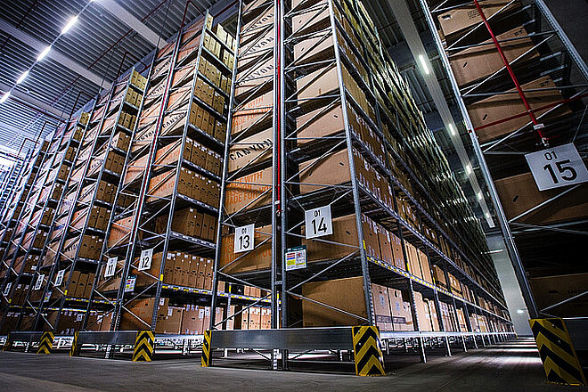 Hochregallager mit vielen Kartons.