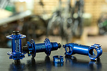 Farbig eloxierte Leichtbau-Teile von Tune.