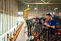 Montage von E-Bikes von Gazelle in Dieren (NED).