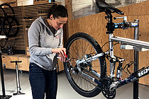 Quereinsteigerin in der Velo-Werkstatt.
