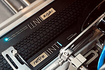 Auflasern der Logos auf Retyre-Reifen.